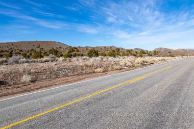 Nevada 'da çölde bir yol, kışın sonunda.