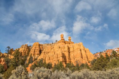 Güneşli bir kış gününde Utah 'taki Red Canyon' daki kaya oluşumlarına bakıyorum.