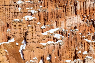 Utah 'taki Bryce Kanyonu' nda kaya oluşumları üzerine kar yağıyor.