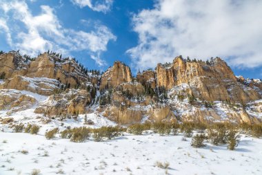 Utah 'ta engebeli bir kayaya bakıyorum, güneşli bir kış günü, yerde kar varken.