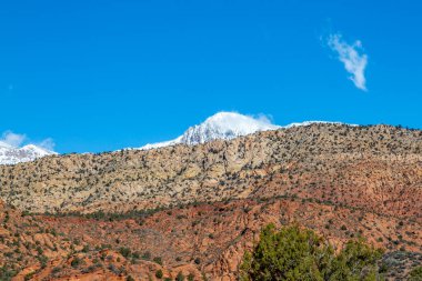 Utah 'taki engebeli dağların ardında karlı bir dağ var.