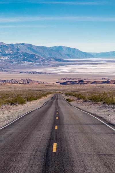 Guardando Lungo Una Strada Che Conduce Nella Valle Della Morte — Foto Stock