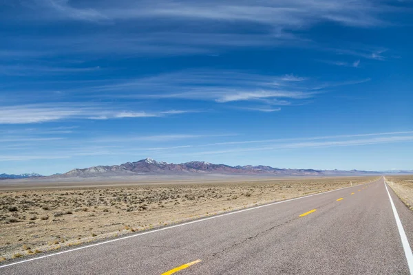 Mirando Largo Carretera Extraterrestre Que Atraviesa Remoto Desierto Nevada — Foto de Stock