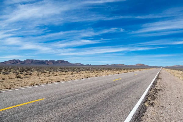 Mirando Largo Carretera Extraterrestre Nevada Con Cielo Azul Nubes Tenues —  Fotos de Stock