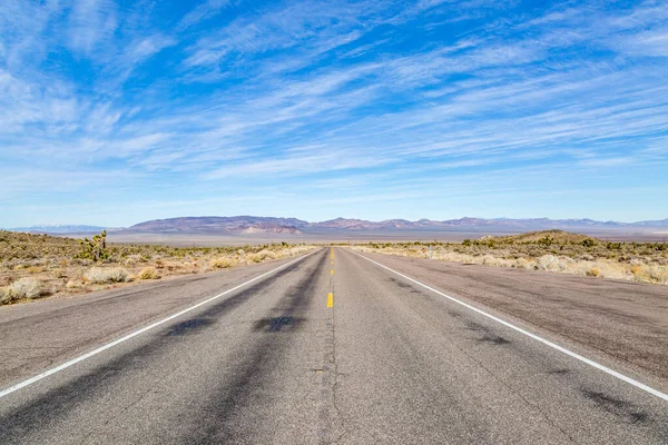 Largo Camino Través Remoto Paisaje Nevada Con Cielo Azul Por — Foto de Stock