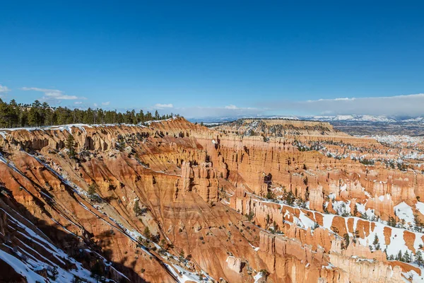 Bryce Canyon Sziklaképződményeit Nézegetve Egy Napos Téli Napon — Stock Fotó