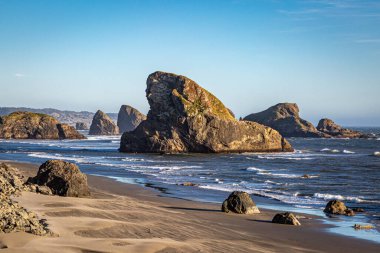 Güneşli bir yaz gününde Oregon 'un engebeli kıyı manzarası