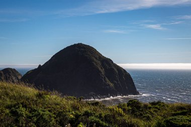 Oregon kıyı manzarası güneşli bir yaz gününde Sisters Rock State Park yakınlarında.