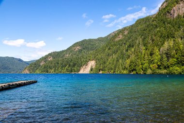Olimpiyat Ulusal Parkı 'nda güneşli bir yaz gününde Hilal Gölü' ne bakıyorum.