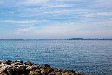 Seattle 'daki Elliott Körfezi' nin sakin sularına bakıyorum.