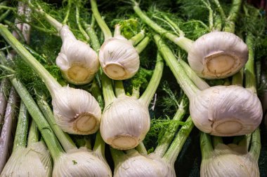 Bütün rezene ampulleri bir market tezgahında satılıyor.