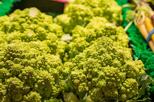 Bonito Romanesco Verde Venta Puesto Mercado — Foto de Stock