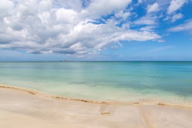 Antiguan plajından denize bakıyorum.