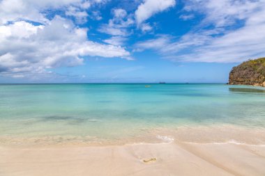 Antiguan plajından denize bakıyorum.