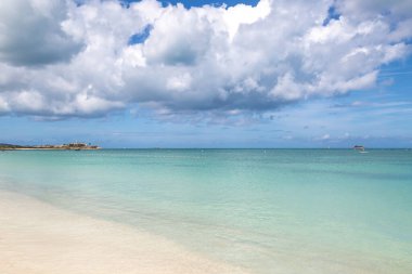 Antigua 'nın Karayipler adasında huzurlu kumlu bir sahil