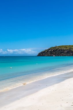 Antigua 'nın Karayipler adasında huzurlu kumlu bir sahil