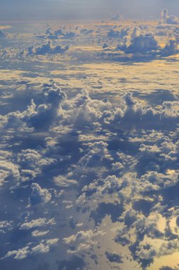 Bulutların üzerinde uçarken