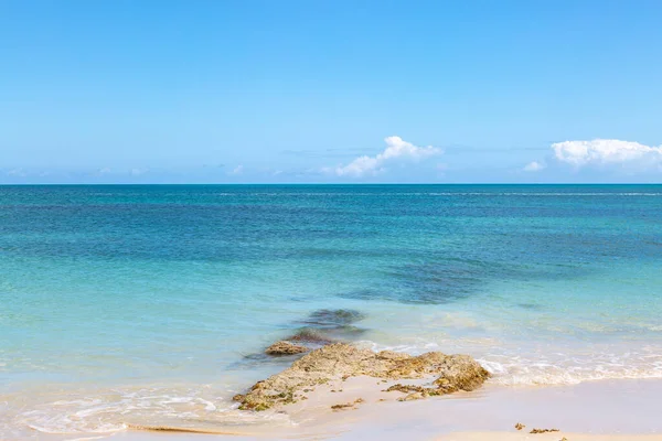 Rocas Una Playa Antigua Con Mar Turquesa Detrás Cielo Azul — Foto de Stock