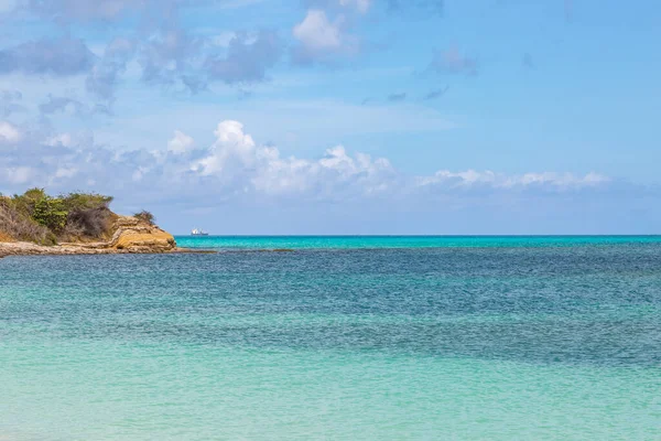 Mirando Hacia Mar Caribe Turquesa Con Cielo Azul Sobre Cabeza — Foto de Stock