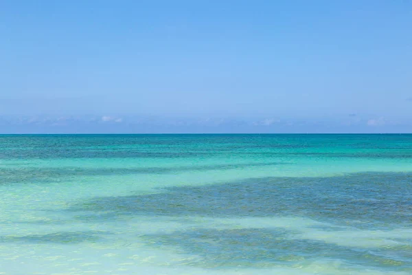 Mar Caribe Turquesa Con Cielo Azul Sobre Cabeza — Foto de Stock
