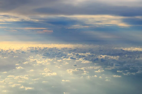Σύννεφα Και Φως Βράδυ Όπως Φαίνεται Από Flightdeck Ενός Αεροπλάνου — Φωτογραφία Αρχείου