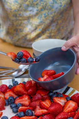 Meyveli açık hava yemeği bir kasede servis ediliyor.