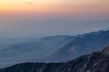 Gün batımında Ölüm Vadisi manzarası, Dante 'nin bakış açısından.