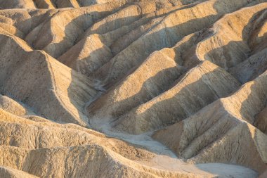 Kaliforniya, Ölüm Vadisi 'ndeki Zabriskie Point' teki aşınmış kayaların tam kare görüntüsü