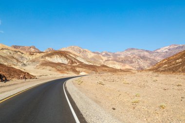 Ölüm Vadisi 'ndeki sanatçının yolu, açık mavi gökyüzü