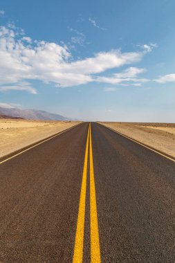 Kaliforniya 'daki Ölüm Vadisi çölünde uzun bir yol.