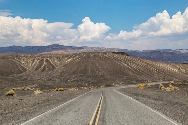 Ένας Δρόμος Μέσα Από Ένα Ηφαιστειακό Τοπίο Στο Death Valley — Φωτογραφία Αρχείου