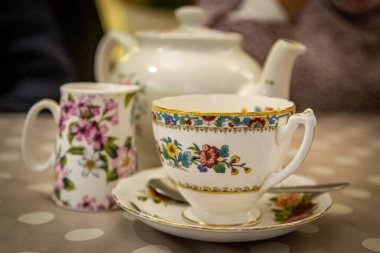 Porselen çay takımlı bir masa takımı.