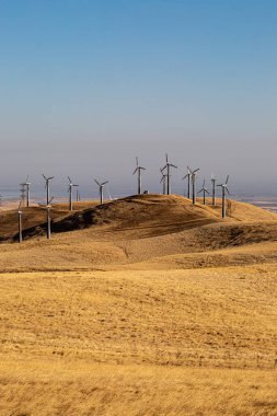 Kaliforniya Altamont Geçidi tepelerinde rüzgar türbinleri