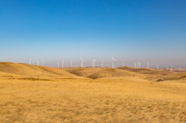 Kaliforniya Altamont Geçidi tepelerinde rüzgar türbinleri