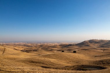 Kaliforniya Altamont Geçidi tepelerinde rüzgar türbinleri