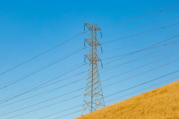 Patrząc Słup Elektryczny Kalifornijskim Wzgórzu Błękitne Niebo — Zdjęcie stockowe