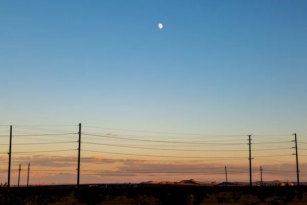 Kalifornijski Zachód Słońca Księżycem Widocznym Niebie Telegrafem Pierwszym Planie — Zdjęcie stockowe