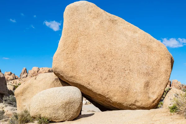 Ένας Μεγάλος Βράχος Στο Εθνικό Πάρκο Τζόσουα Τρι Μπλε Ουρανό — Φωτογραφία Αρχείου