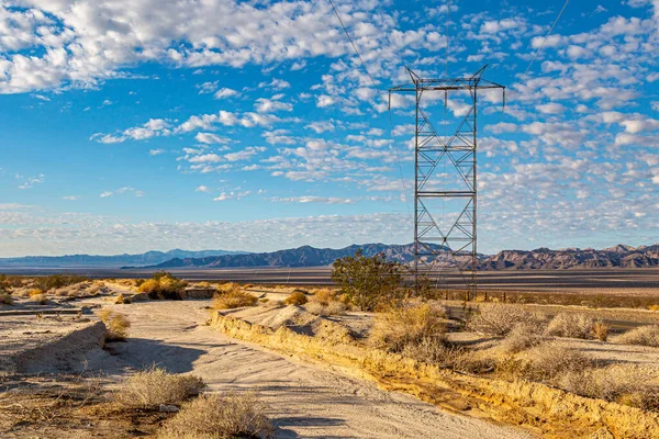 カリフォルニア砂漠の電力ケーブル早朝の光で — ストック写真