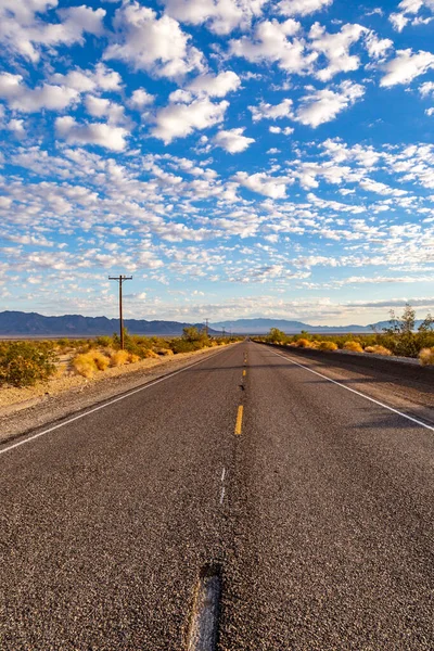 Guardando Lungo Una Lunga Strada Dritta Attraverso Deserto Californiano — Foto Stock