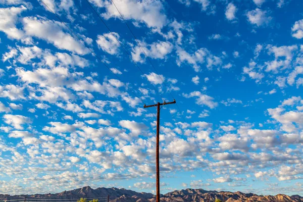 Olhando Para Poste Telégrafo Nuvens Sobre Uma Paisagem Deserta — Fotografia de Stock