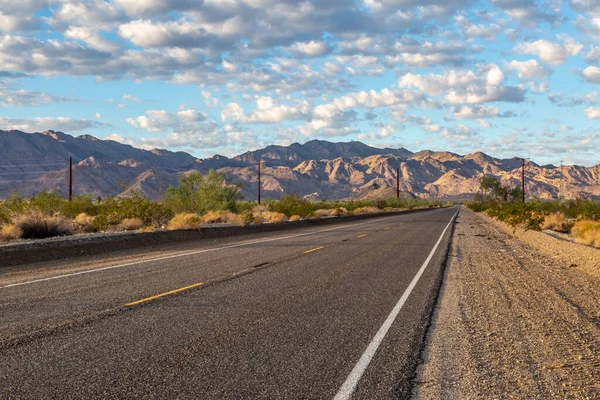 Camino Largo Recto Través Del Desierto Californiano Con Montañas Distancia — Foto de Stock