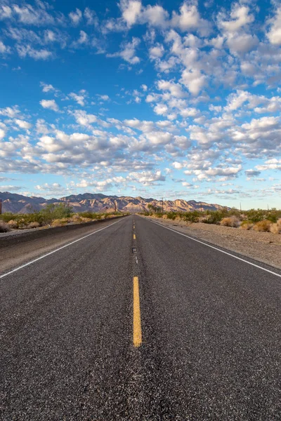 一条穿过加利福尼亚沙漠的又长又直的路 靠近乔舒亚国家公园 — 图库照片