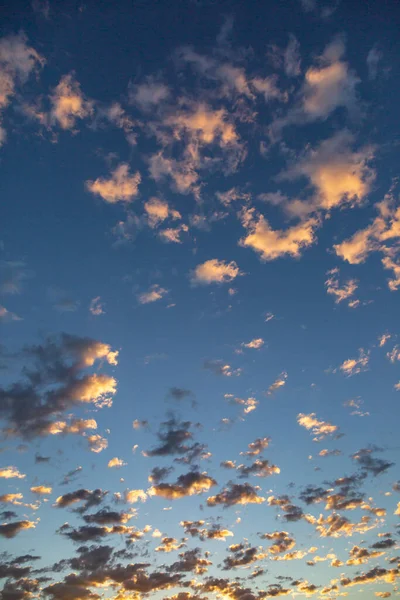 Κοιτάζοντας Ψηλά Σύννεφα Κατά Την Ανατολή Του Ηλίου Ενάντια Έναν — Φωτογραφία Αρχείου