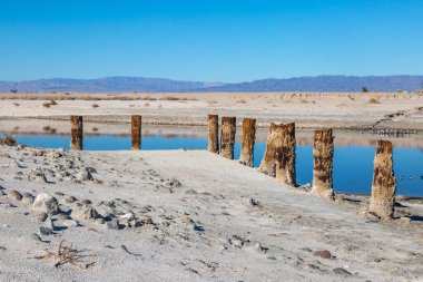 Salton Denizi kıyısında eski bir yapının kalıntıları var.