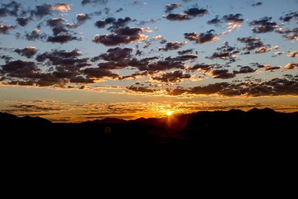 Солнце Восходит Над Силуэтированными Горами Калифорнийской Пустыне — стоковое фото