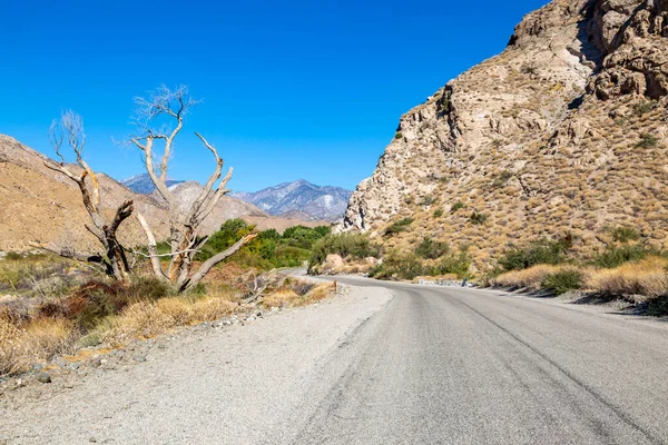 Een Weg Door Californische Woestijn Met Ruige Heuvels Eromheen Een — Stockfoto