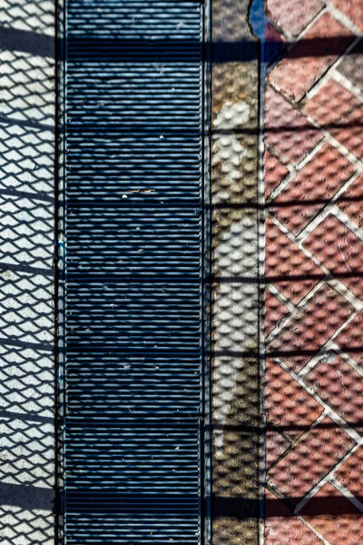 Árnyékok Hullanak Kerítésről Téglára Betonra — Stock Fotó