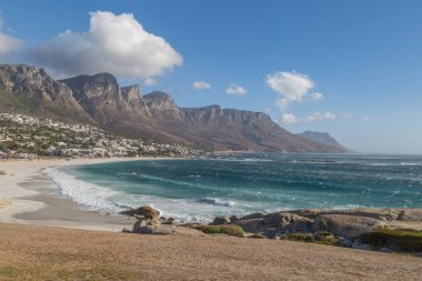Cape Town 'daki Cape Peninsula boyunca manzaralı bir manzara, Kamp Koyu ve On İki Havari.