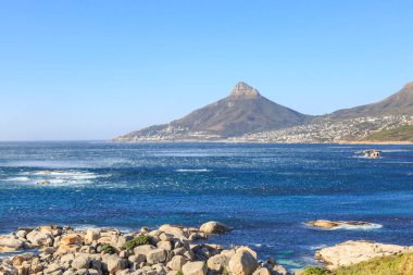 Cape Peninsula 'dan Cape Town' daki Lion 's Head' e doğru bakıyorum.